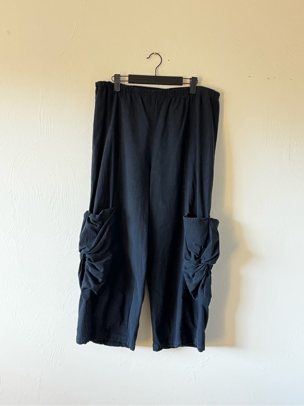 Niche Nilgun Derman Black Wide-Leg Capris with Ruched Side Pockets